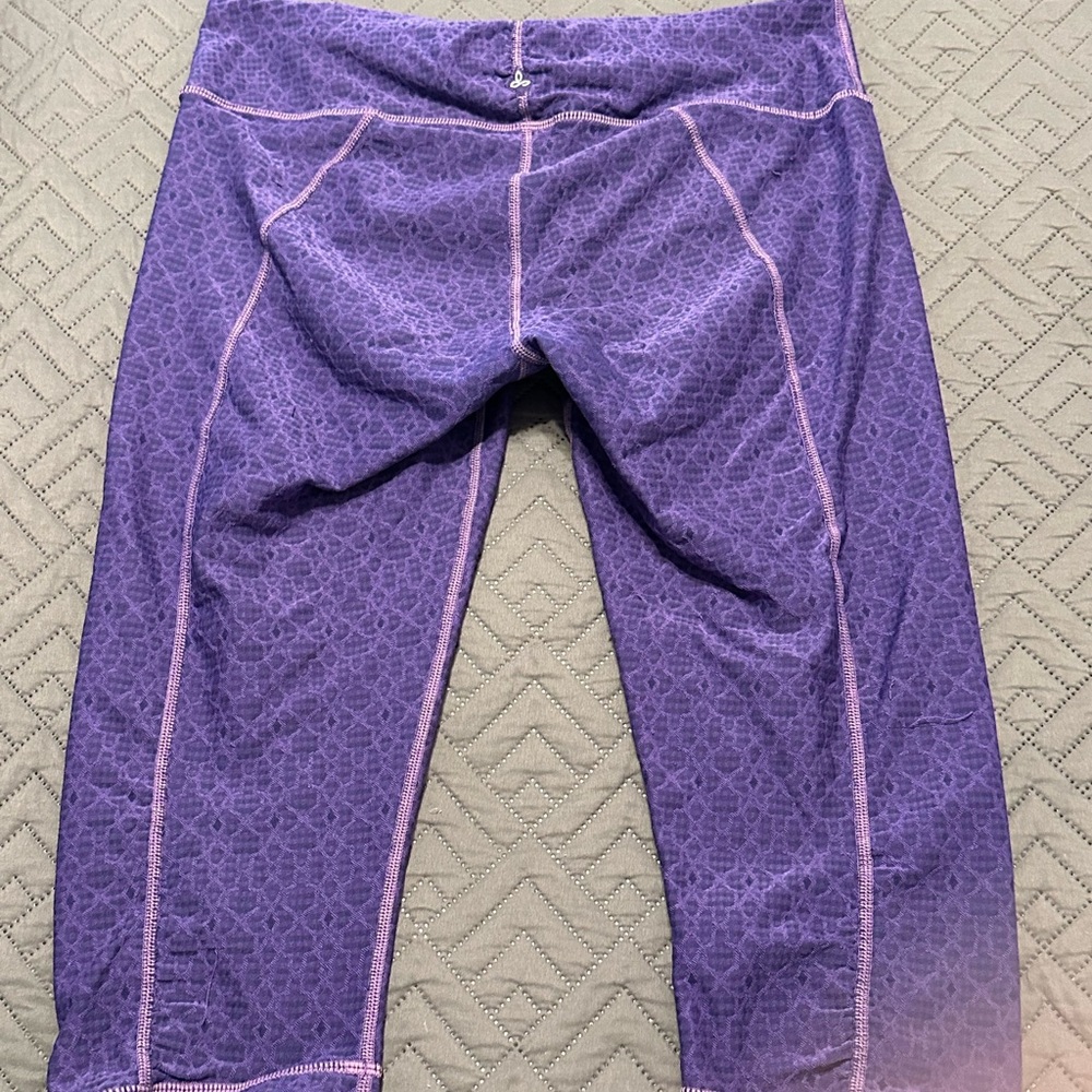 Prana Purple Patterned Cropped Leggings / Capri / Quarter Length - Picture 9 of 10